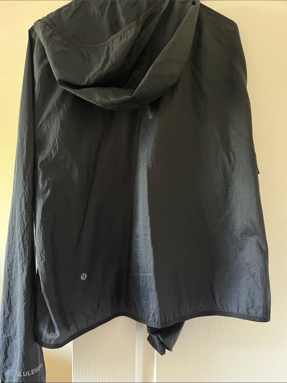 lululemon athletica women’s Black Hooded Windbreaker Jacket - Picture 6 of 9